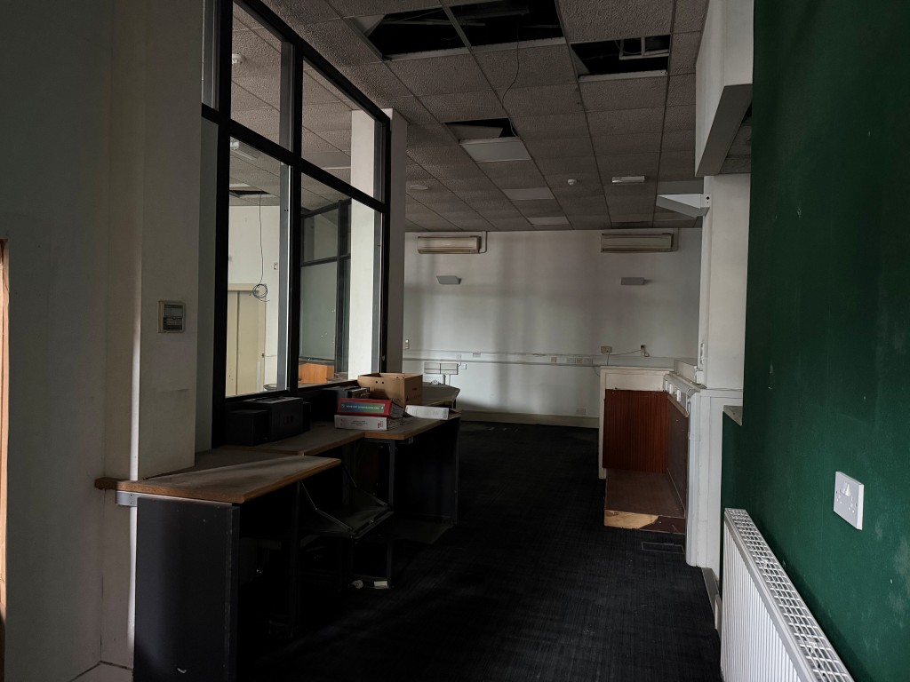 Lot: 45 - FREEHOLD FORMER BANK WITH DEVELOPMENT POTENTIAL - Former clerks area